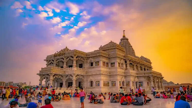 Man and woman cannot go in this temple, if you go, you will have to suffer a great punishment, knowing that reason will be aware