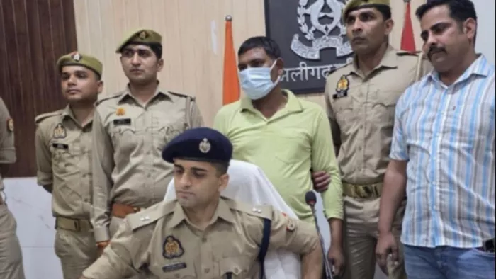 When police kept a high speed, the driver started running away, the big smuggling game in search – drug brush in the Aligarh police seized more than 4 quintal ganja in Jharkhand