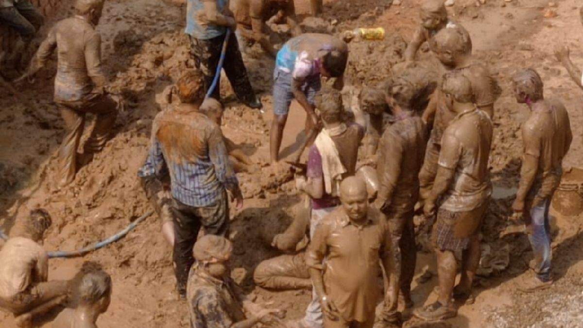 Celebration is celebrated in a field full of mud, the unique tradition has been running for years