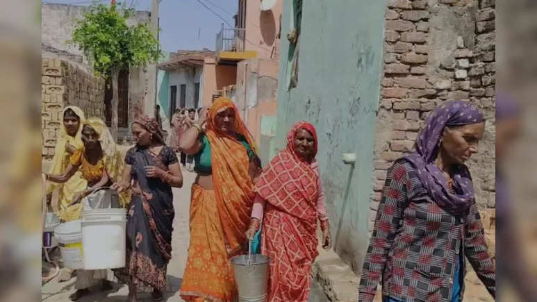 Water crisis in Rajasthan as soon as summer starts in Rajasthan, women bring water by running 5 kilometers