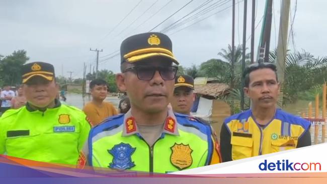 Palembang-Jambi East Road is closed in Muba due to flooding
