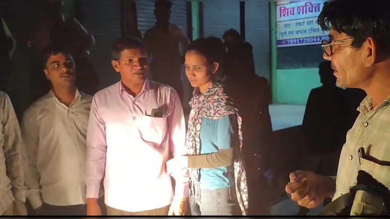 The student kidnapped unconscious, the girl saved from the bravery of the bus conductor when he regained consciousness again