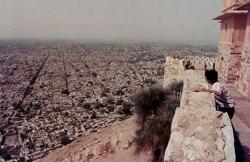 In the viral video, the border of the Nahargarh fort where the right fear begins, why do the guides also refuse to continue