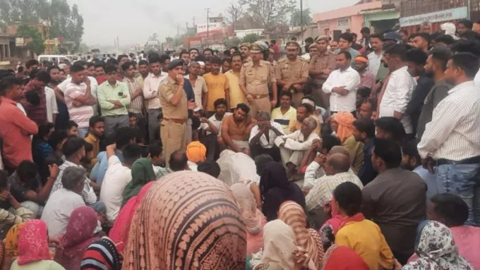Juveniles make a teenager of Audi car, villagers who put the body on the highway and stuck for six hours -youths who make roles a teenager with an Audi car capacity have been blocked for six hours by placing the body in place