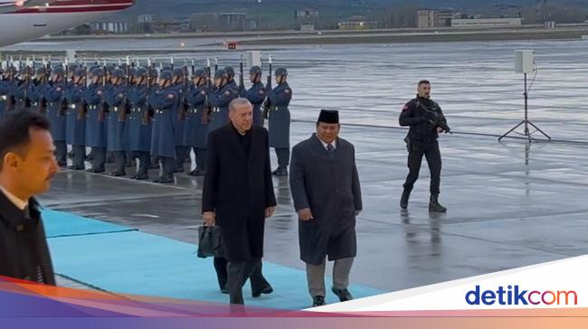 Prabowo arrived at Ankara Türkiye and was welcomed by Erdogan