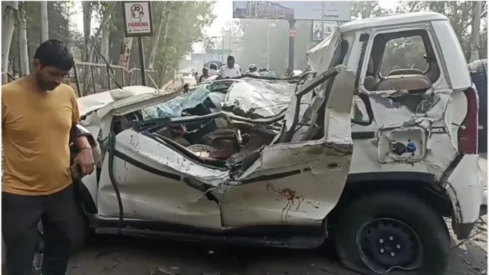 Painful accident in Ghaziabad, a high -speed SUV car, collided with a tree in front of the DM office; Death of two youths – Two youths died in a car accident in front of the DM office in Ghaziabad
