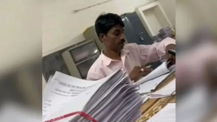 MP -News: Peon has suspended the answer sheet of the university exam, principal and professor – Peon evaluates students’ reply pages to the Govt College in MP 2 suspended 3 terminated 3 terminated from service from service