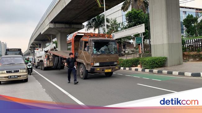 The truck rolled in Mt Haryono was evacuated, Lalin began to dissolve