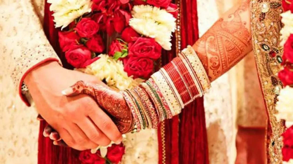 A week before marriage in Aligarh, a woman ran away with her fiancée wife, cash and jewelry
