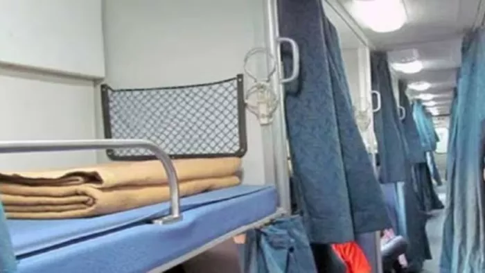 The young man slept in the Muzaffarpur-Bangalore Express coach, then there is something like this on the bed … Sleep! – Muzaffarpur Bangalore Express Crawling with Cockroaches Agency fined 1000 rupees