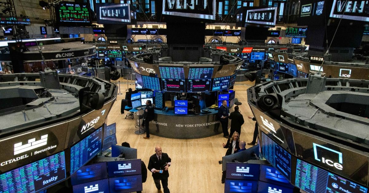 Wall Street recovered with the fall in the dollar amid the uncertainty of lots