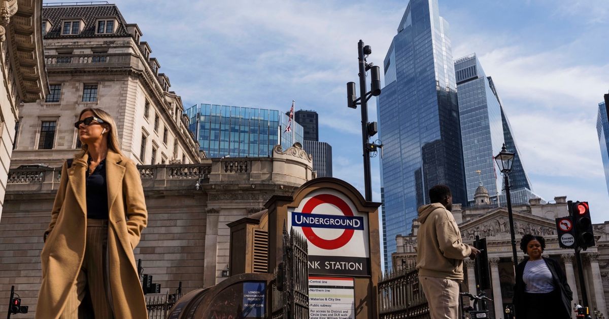 Bank or England suspend the sale of long -term effects amid the turmoil of the market