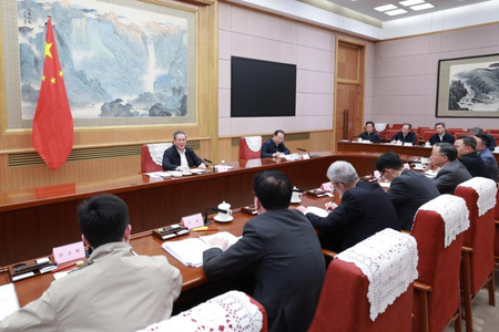 Chinese Premier discusses experts and entrepreneurs on economic status