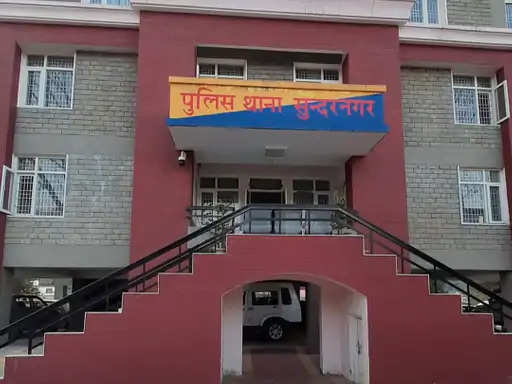 Theft of the annual Deputy Chief of Mandi Sunderandagar: Parked on the road outside the house also kept the necessary documents in the vehicle.