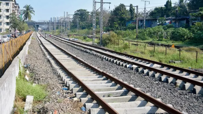 Dhanbad News: The supervisors and guards from the railway line lying the railway are typed, five arrested – theft of Railway Property in Dhanbad supervisor guards and scrap dealer arrested