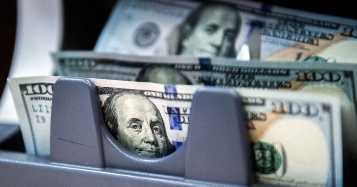 The US dollar drops in the strongest rate in three years