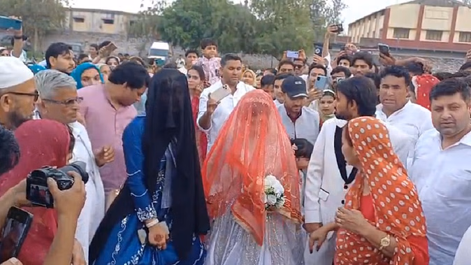 In the marriage of the Muslim sister’s daughter, Hindu brother gave rice, gave gifts, bid farewell to helicopter