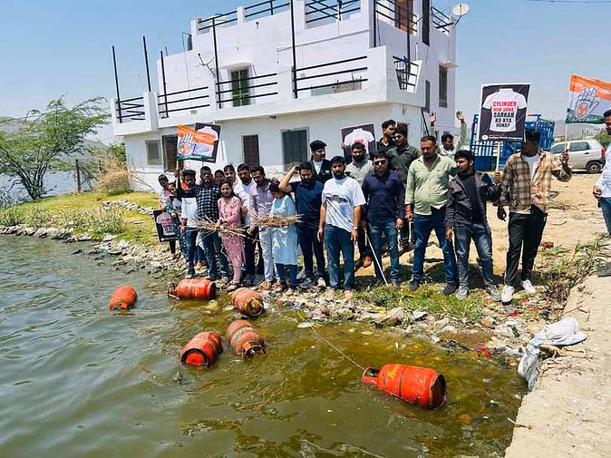 Unique demonstration of the youth congress at the rising prices of gas cylinders in Ajmer, thrown in Anasagar Lake LPG