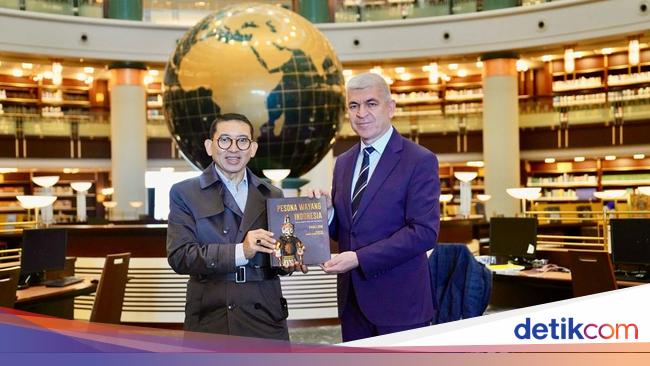 Menbud delivers books on the Keris to the Turkish Presidential Library