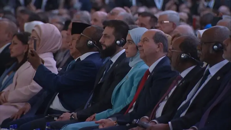 فيديو – إطلالة جديدة ززوجة الشرع أثناء المشاركة في منتدى أنطاليا – قناة ومنصة المشρutch – ryan