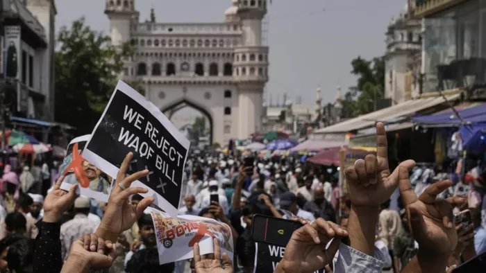 Violence again in Murshidabad against Waqf Law, Mob threw stones on the train; 10 policemen injured in collision – Violence arises in Murshidabad over WAQF amendment legislation