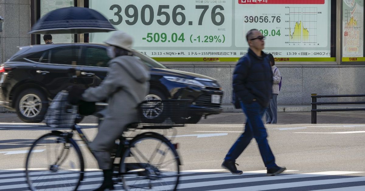 Asian stocks drop before issuing US work data
