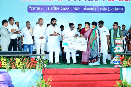Greetings to Sido-canhu, flowers offered on Revolution Site, CM Soren also gave a gift of 437 crores