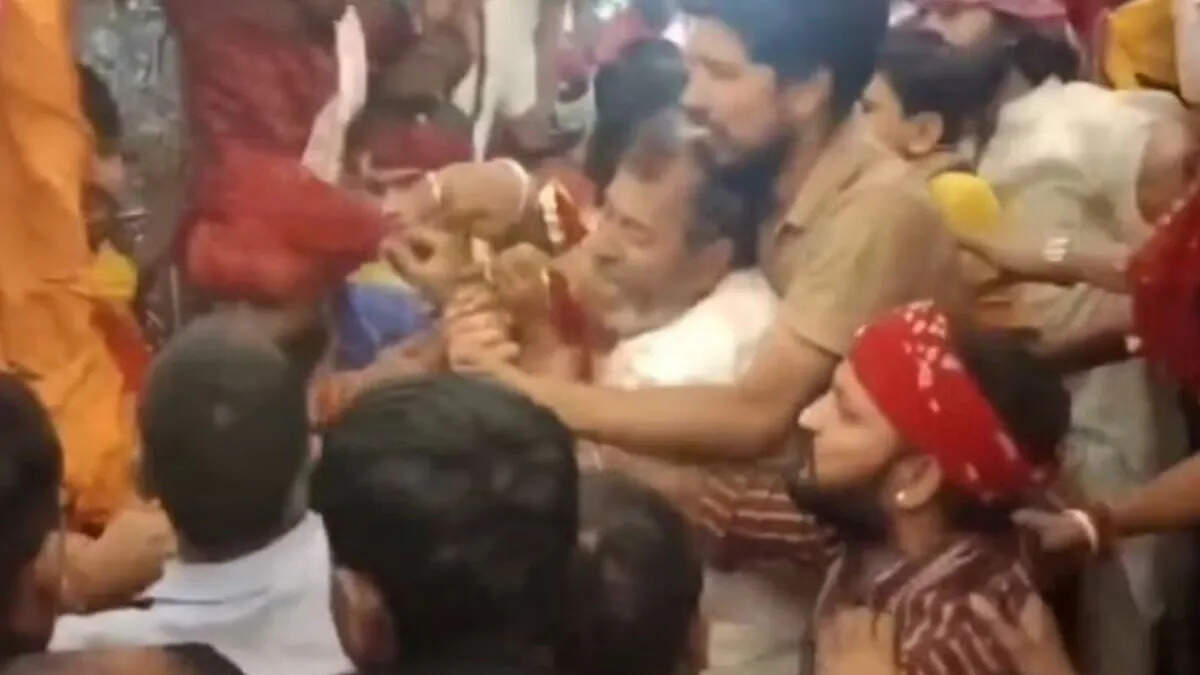 In the Jeenmata Temple dispute see 2 officers apos and 3 policemen linehazir the video again in the video