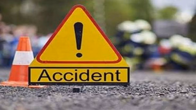 First shop to save the car then the private bus collided with an electric pole, injured 15 rides