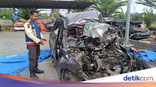 Collision by Beanek on the Pekalongan -Toll Road, BRV that oppose the direction of the serious ruined
