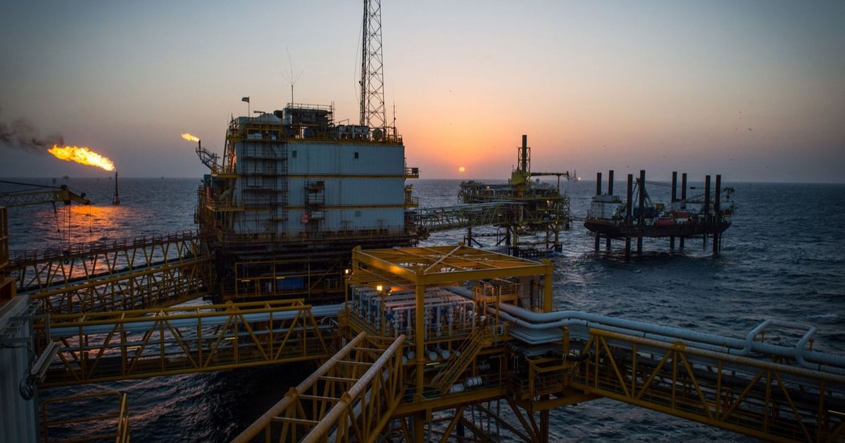 Oil prices drop as a result of the fear of the trade war and pressure on Iran