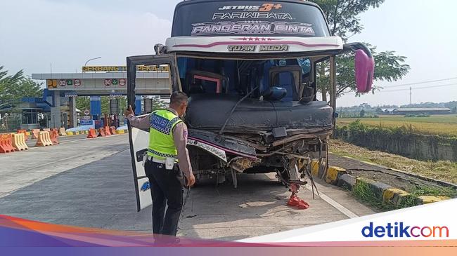 Bus collision with BRV on the Pekalongan Toll Road, all the Bonek groups Congratulations