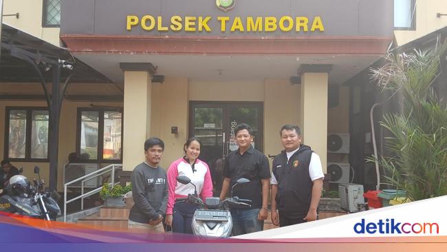 Tambora sector police have returned 4 stolen motorcycles. The owner claims to be happy