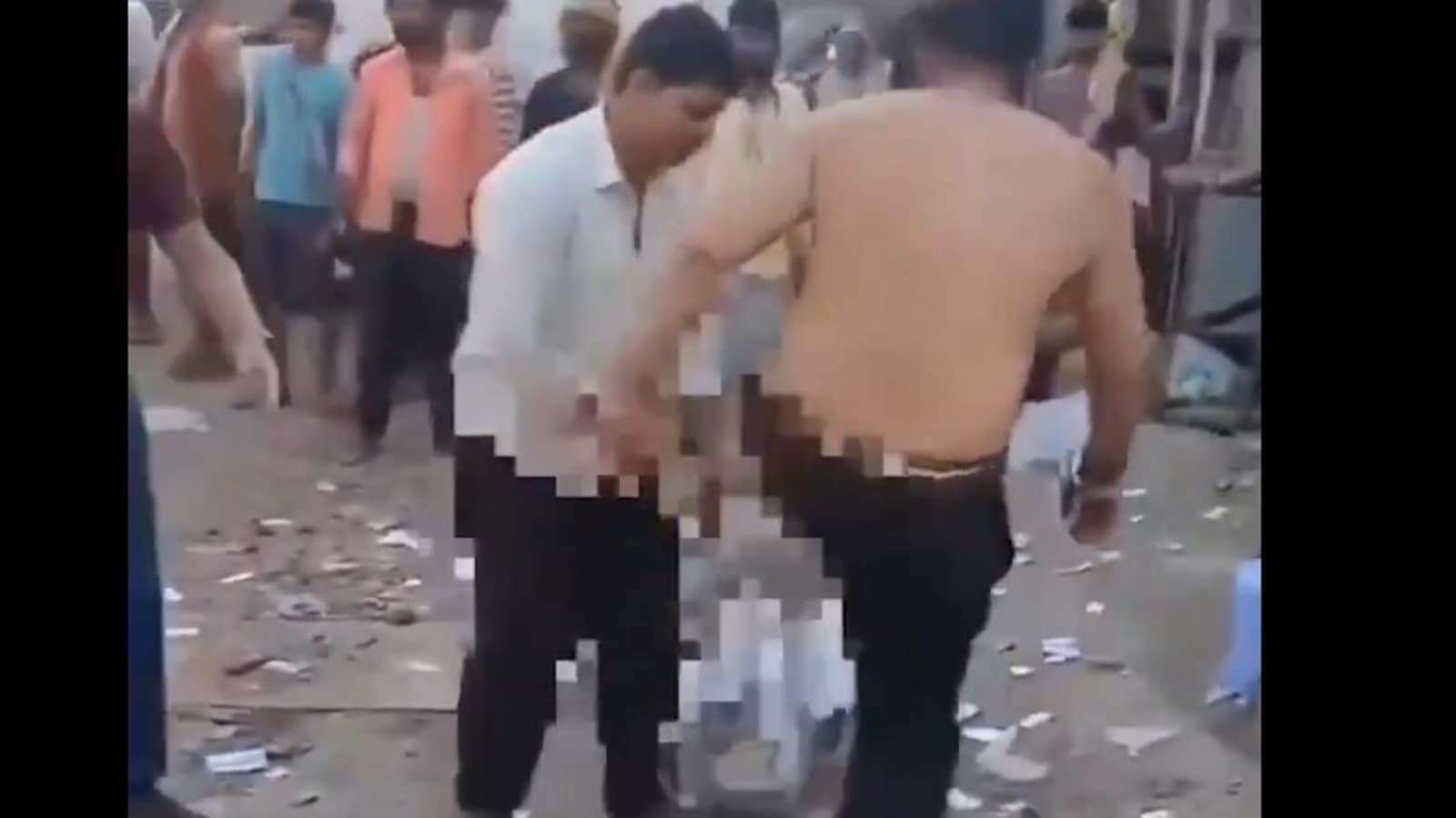 Viral video sparks indignation while the woman is pulled with hair, beat her daughter to steal vegetables in Surat; Two arrested | Today news