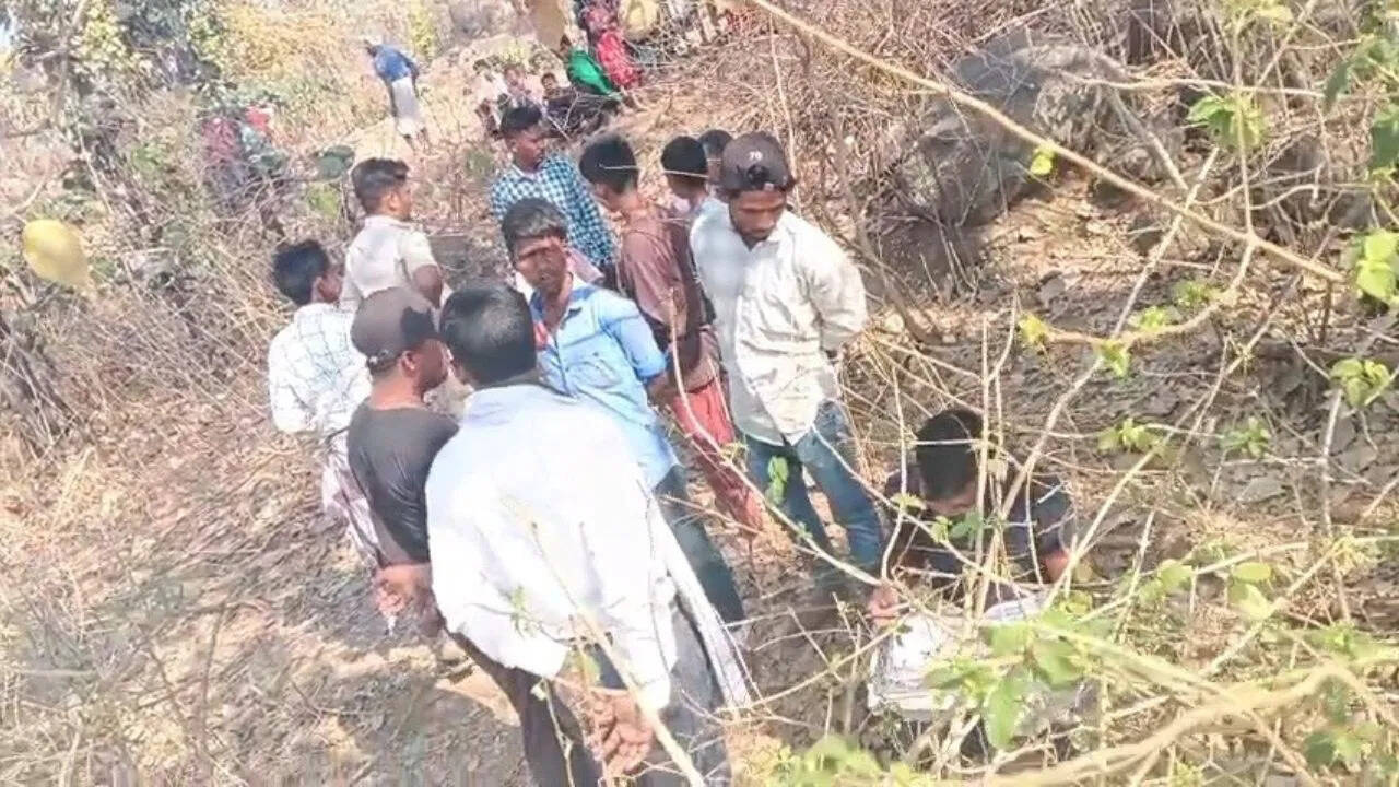 Jharkhand shouted for triple murder! Hanging mother-son and hanging on a tree, the police trapped in the rotary of murder and suicide