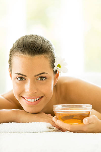 How advantageous to apply honey to hair?