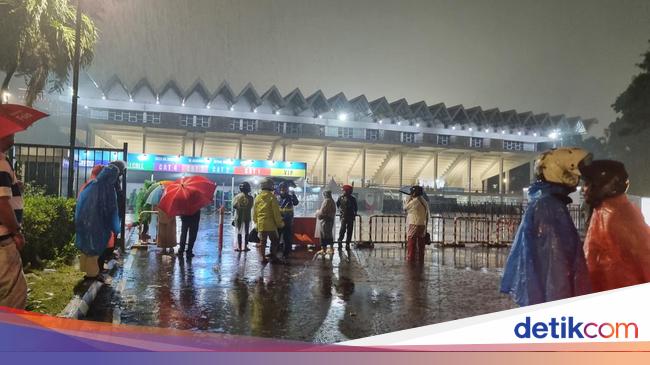 It was rinsed with heavy rain, that is the atmosphere of the GBK when the Persija-Kpop match is spread