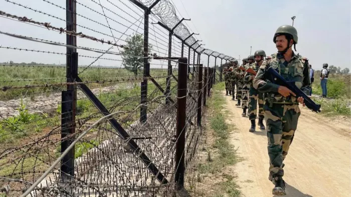Not good for those who infiltrate! Smart fence started on the border of Pakistan, CCTV camera will be monitored -Pakistan -boundary safety tightened smart fencing equipped with Cobra wire sensor and CCTV cameras