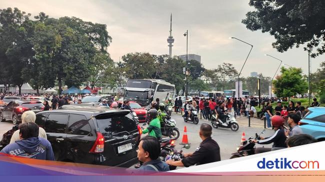 There is a Persija match with the concert, this is the crowd GBK this afternoon