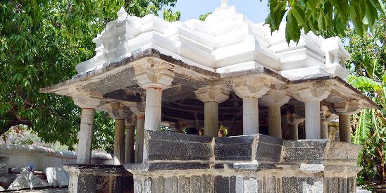 The miraculous temple of Mahakal is in the deserted gorges of Chambal, knows in the video, why does a crowd of virgin boys and girls take place here?