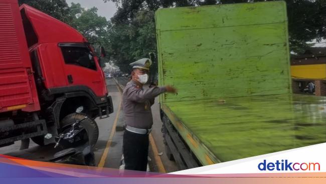 Trucks jeblos to sewer in depok, the police apply contractaflow for the congestion