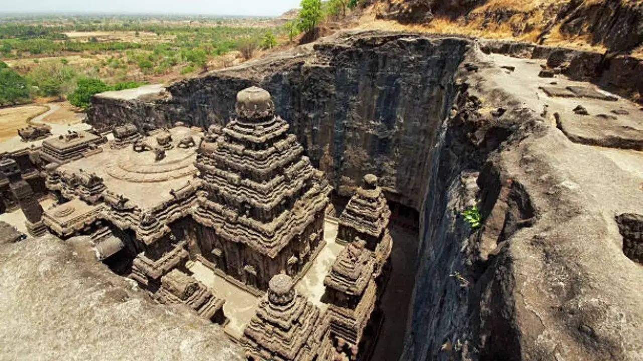 Such a unique temple of Lord Shiva, who was not made by any human being except ghosts, who also know the argument of ghosts behind it in one night