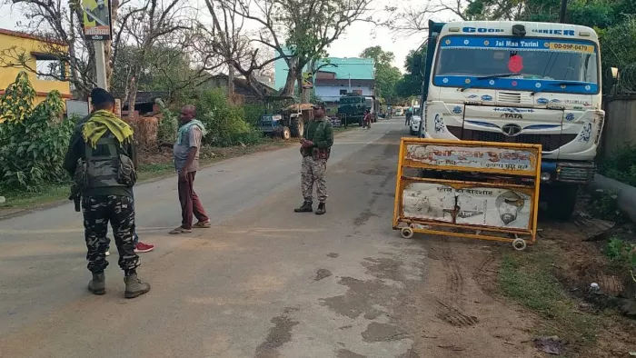 Chakradharpur News: SDO -Klop hunts stirred Sand Mafia, illegal sandy -laden vehicles seized -illegal sand mining -sdo -cracking on vehicles in Sonua