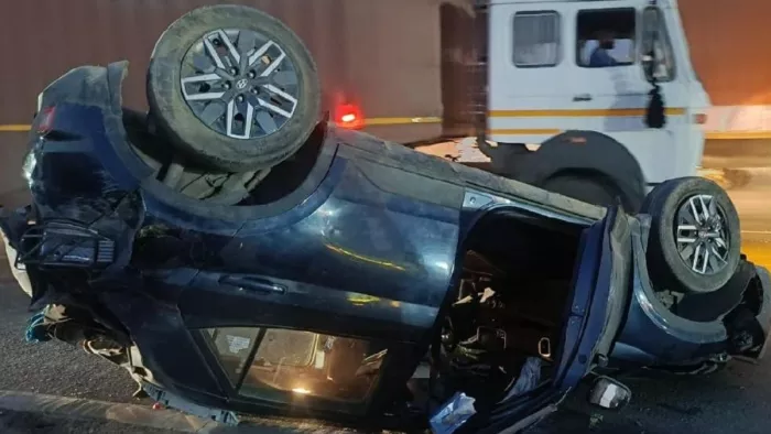 Mathura crash: A bus collided a few feet in the air and overturned on the highway on the other side; Everyone was surprised to see the car – Mathura Incallce Update motorcyclists at Agra Delhi Highway Family Safe to Open Airbags Righttimw