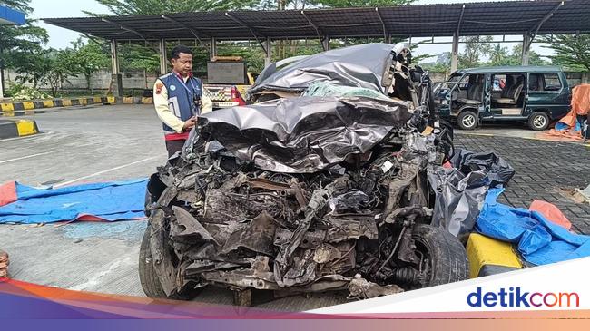 The victim died the opposite BRV in the direction of 13 km to hit the bus in Pekalongan, so 2 people