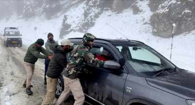 Jammu-Kashmir police saved 52 tourists trapped in Budgam amid bad weather!