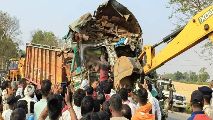 Buxar News: Painful road accident on NH-100 in Buxar, truck driver dies; Cabin cuts and removed body – Buxar tragic road accident