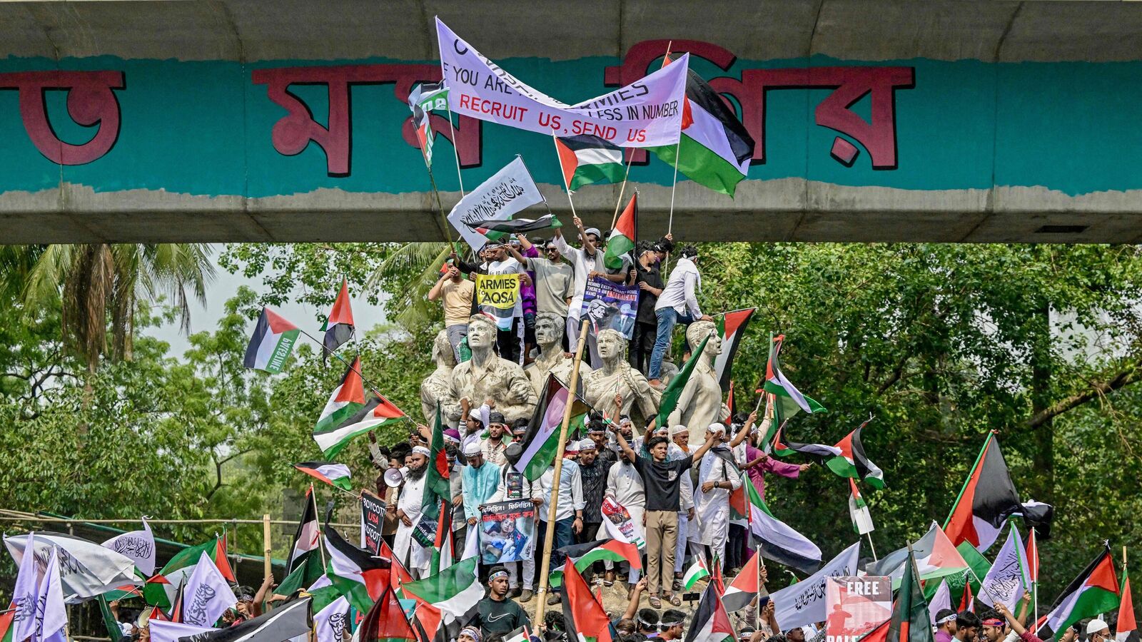 Trump Mask, ‘Blood’ & Coffins: Lakhs Join Gaza in Bangladesh, protesters stand on the Israeli flag in viral videos | Today news