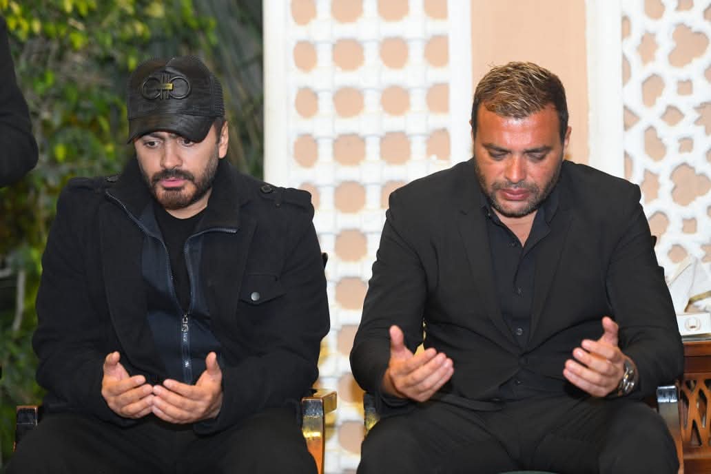 أحمد زاهر ومصطfer قبرز الحضور .. لὀطات من عزاء والدة زوجة رامي صبري