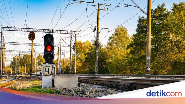 Elderly people who died by a train while crossing the railroad in Bogor